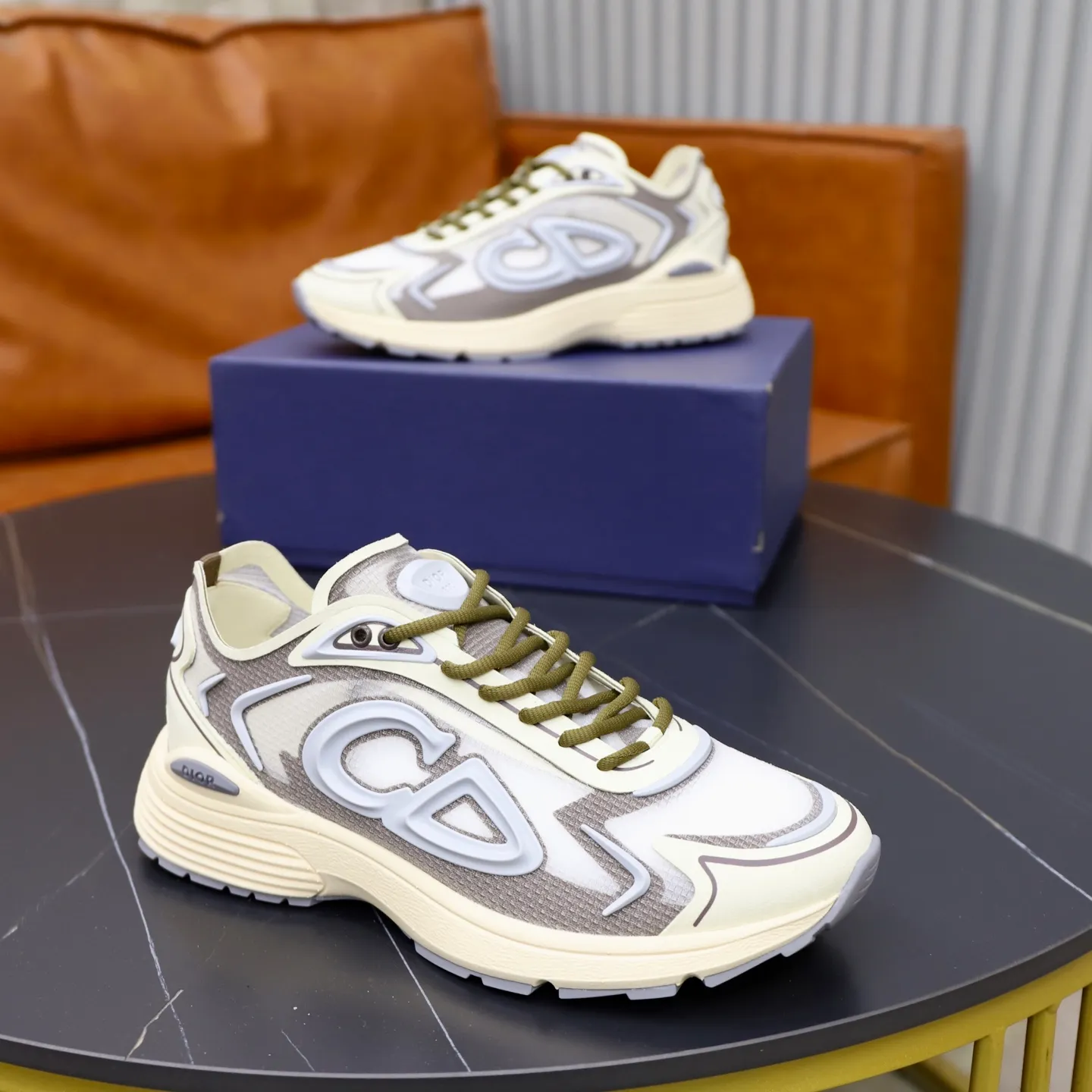 Ex-factory price: 560💰DIOR#B30 COUNTDOWN TECH shoes 1. Inspired by lighter running shoes this season 2. Made of multi-layer transparent nylon upper, futuristic 3. CD30 rubber logo on the tongue/heel to highlight the brand style 4. Equipped with ultra-light foam midsole for the ultimate comfortable wearing experience 5. The entire series uses WELDED (seamless bonding) technology to ensure durability and lightness 6. Full size dopamine color matching, 39-45 (38, 46 customized)